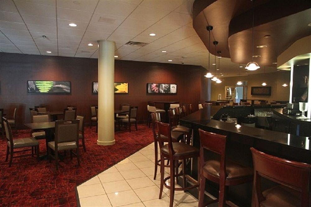 Holiday Inn - Manitowoc Bagian luar foto